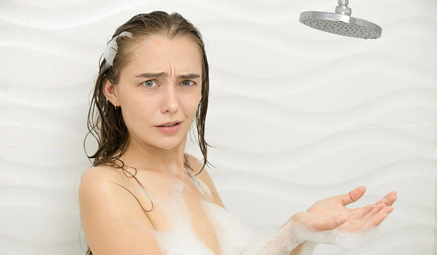 المواد الكيميائية السامة المخفية في مياه الاستحمام (وكيفية حماية بشرتك)